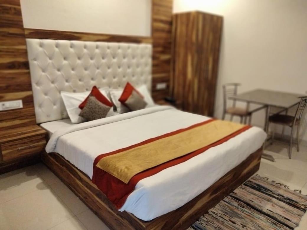 Hotel D Plaza Zirakpur Eksteriør billede
